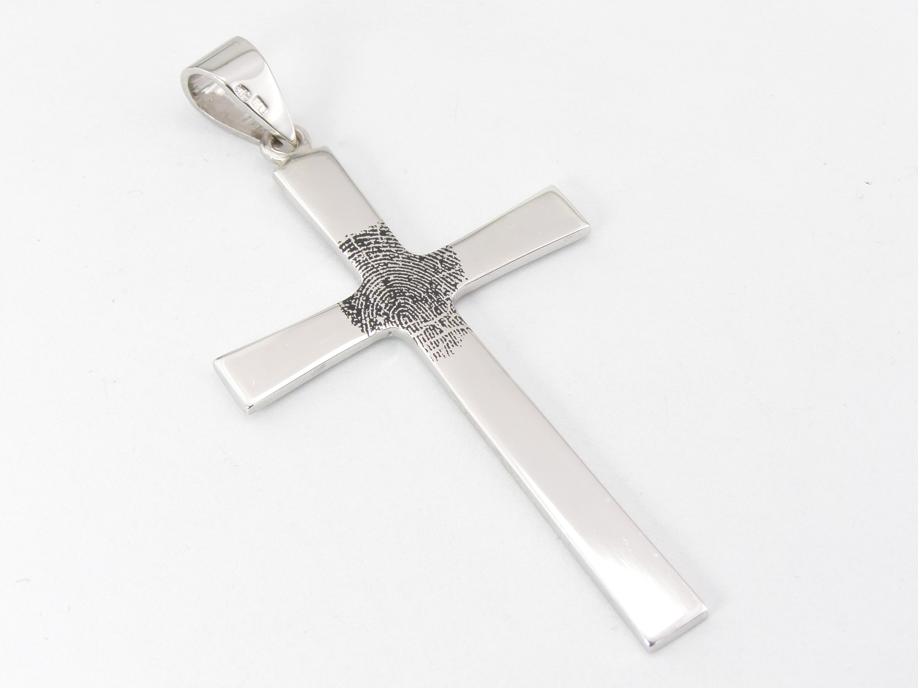 Srebrny krzyż z odciskiem palca i emalią