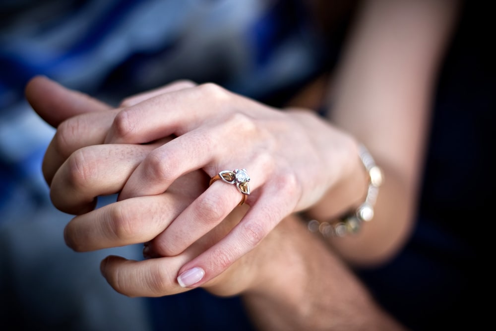 Na serdecznym palcu - czyli jak nosić pierścionki?