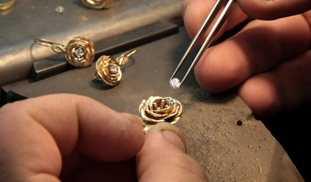 Pierścionek z białego i żółtego złota w kształcie róży z diamentami AP-95BZ