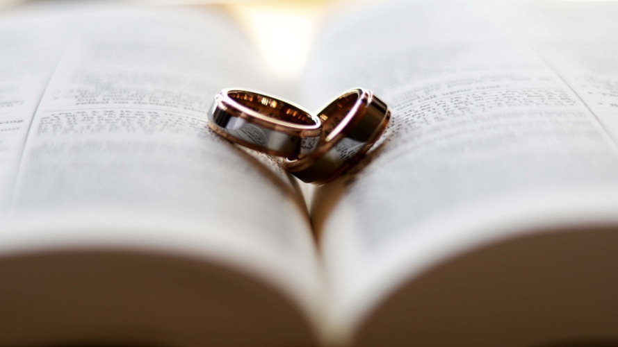 3 powody, dla których warto kupić pierścionek zaręczynowy latem