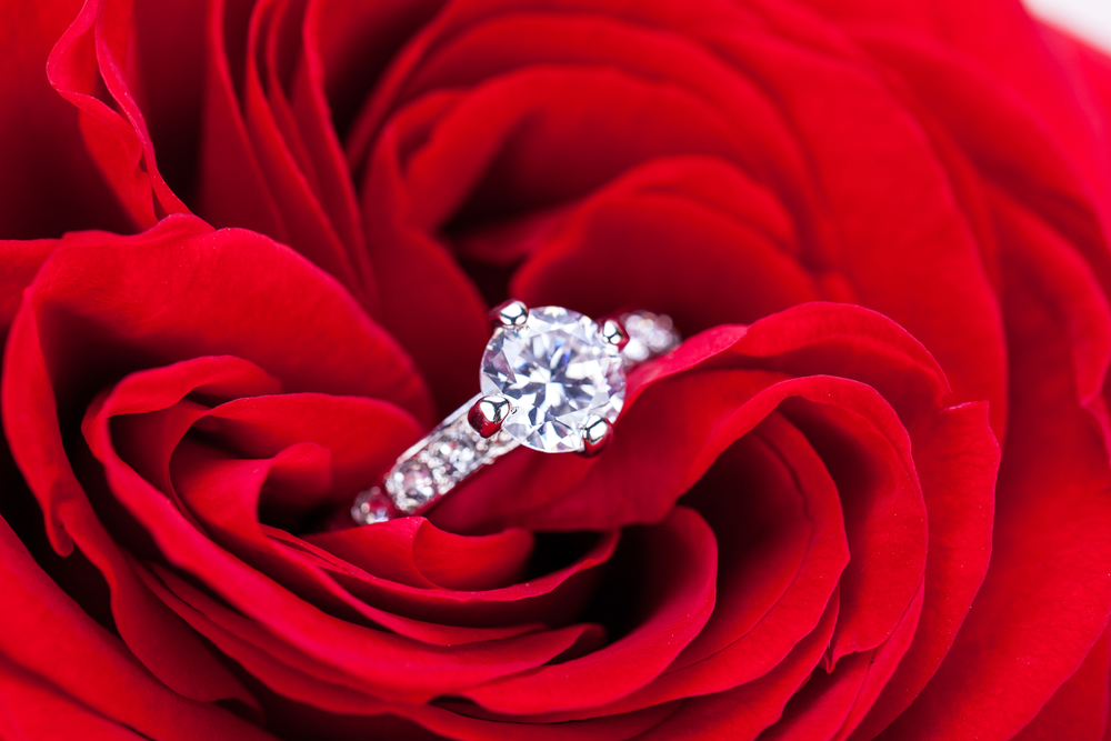 Rozważna czy romantyczna? 3 modele idealnych pierścionków zaręczynowych