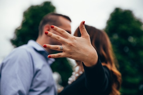 Tradycja dawania pierścionka zaręczynowego