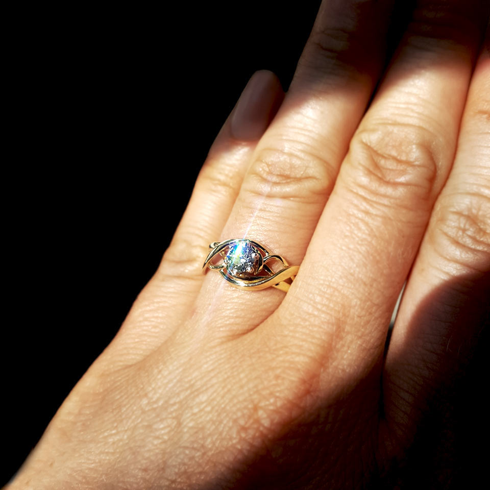 Kamień w pierścionku zaręczynowym - jakie ma znaczenie?