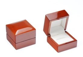 Opakowanie luksusowe z drewna na pierścionek, wykończone ekologiczną skórką