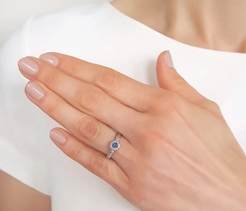 Pierścionek z białego złota z szafirem i cyrkoniami AP-42B-C