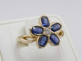 Pierścionek z żółtego złota z diamentem i szafirami AP-55Z