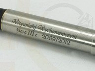 Grawer na piórze lub długopisie zakupionym w naszej firmie - gratis.